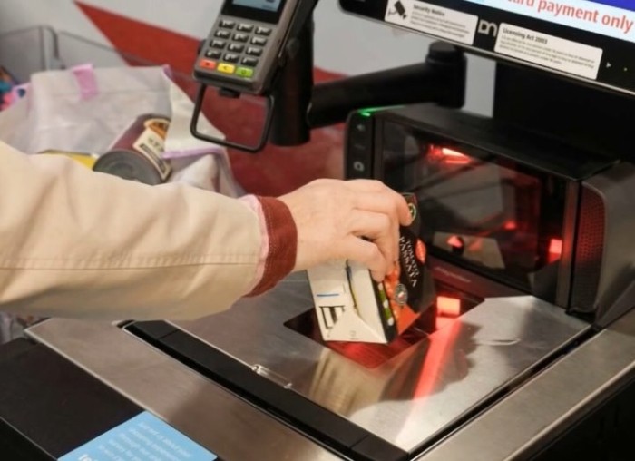 Зарубежные торговые сети отказываются от касс самообслуживания: все же человек работает лучше машины Зарубежные торговые сети отказываются от касс самообслуживания: все же человек работает лучше машины