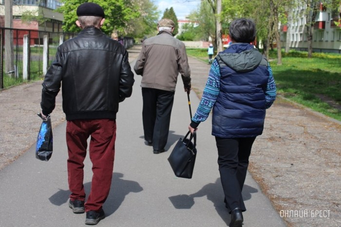 Пенсии и пособия большинству граждан будут выплачивать только через банки