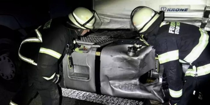 На немецком автобане в топливный бак фуры белоруса врезался микроавтобус. 300 литров дизеля вылилось на трассу