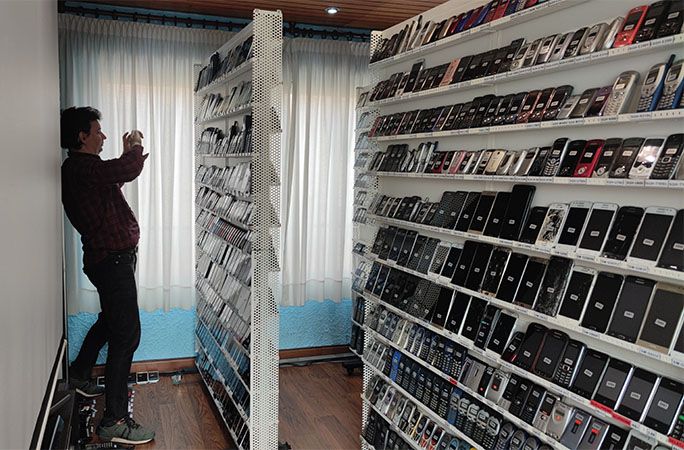 Рекордная коллекция: испанец собрал 3615 мобильных телефонов и вошел в Книгу рекордов